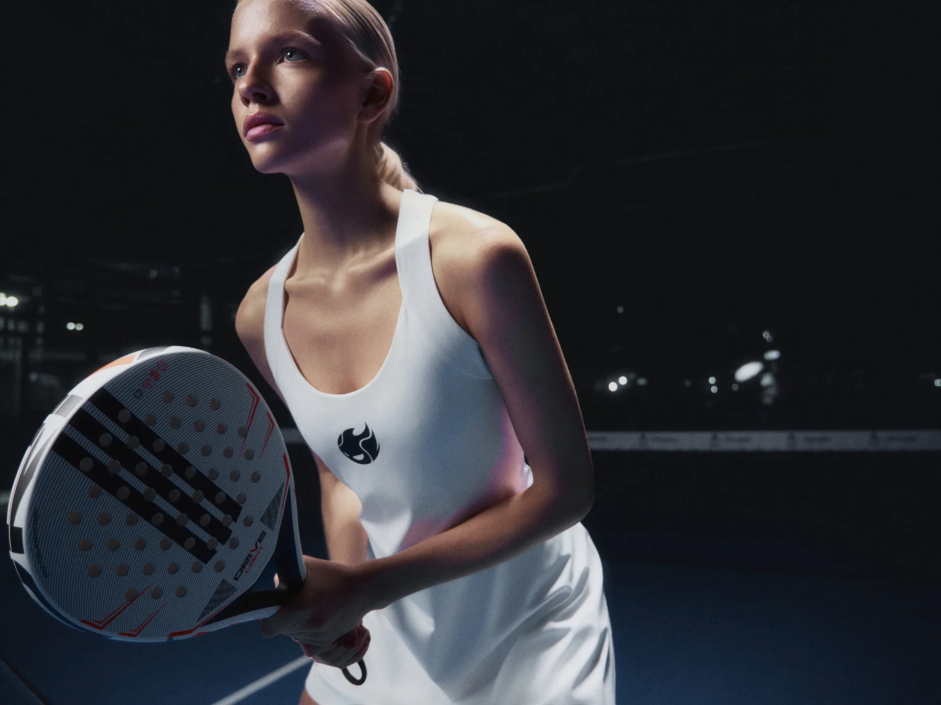 Игрок с ракеткой на корте 375 Padel Club
